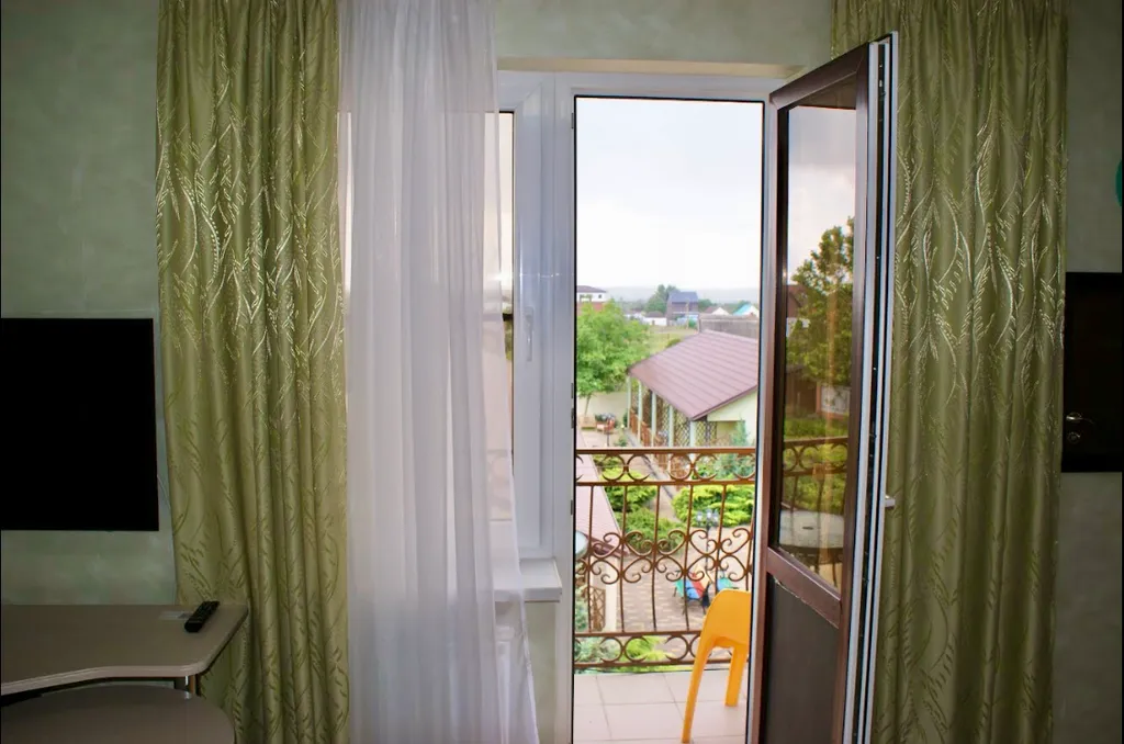 Комната с балконом