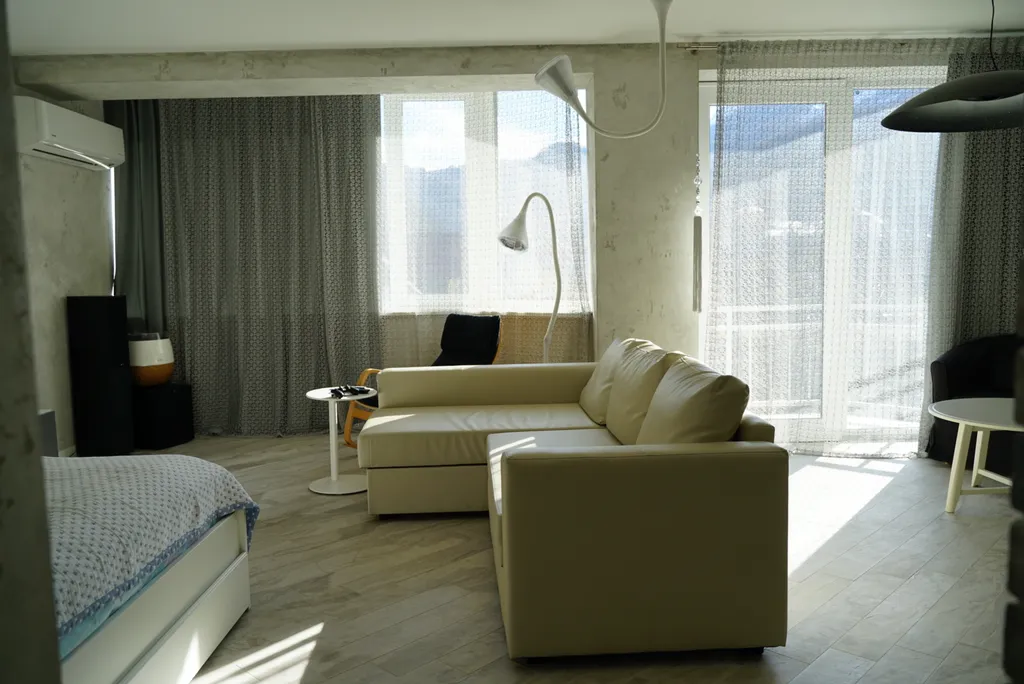 Приятная студия с домашним кинотеатром