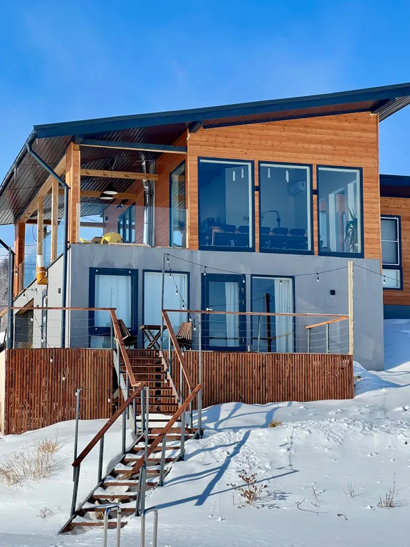 Дом с видом на озеро около горнолыжного комплекса