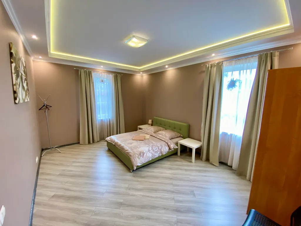 Стильный коттедж с панорамным остеклением у озера