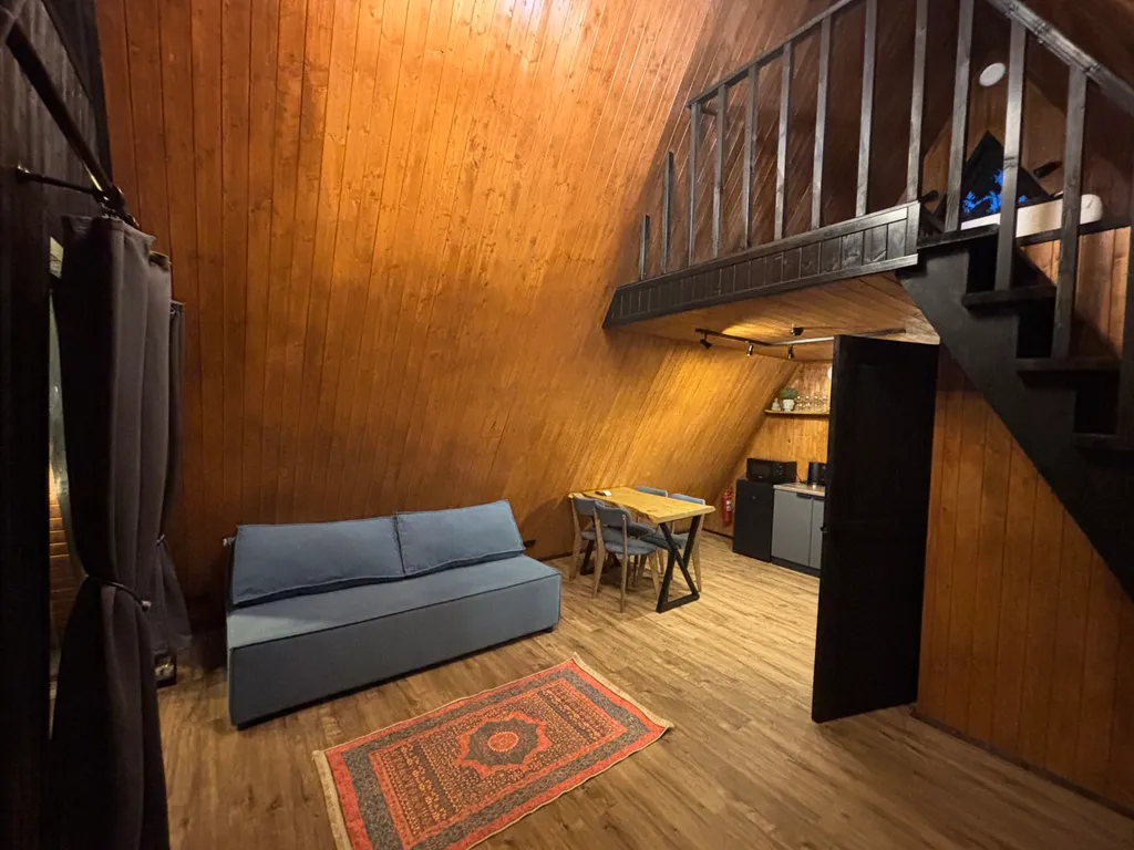 Дом афрейм с видом на горы и пруд