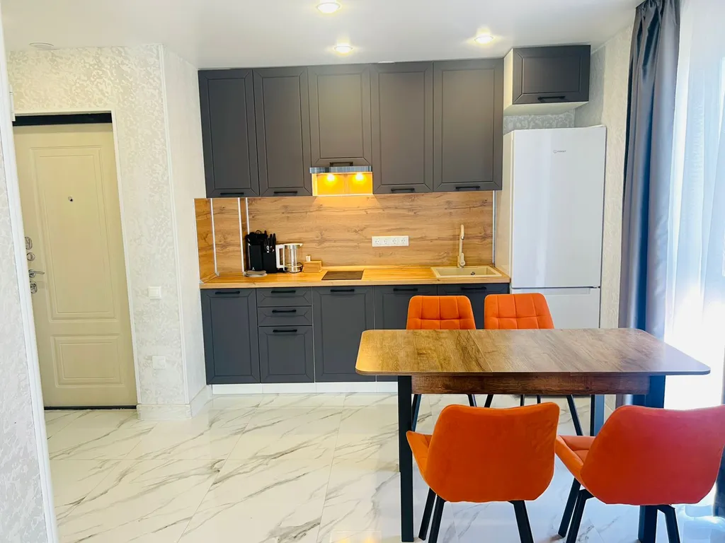 Двухуровневая трёхкомнатная квартира с балконом и бассейном