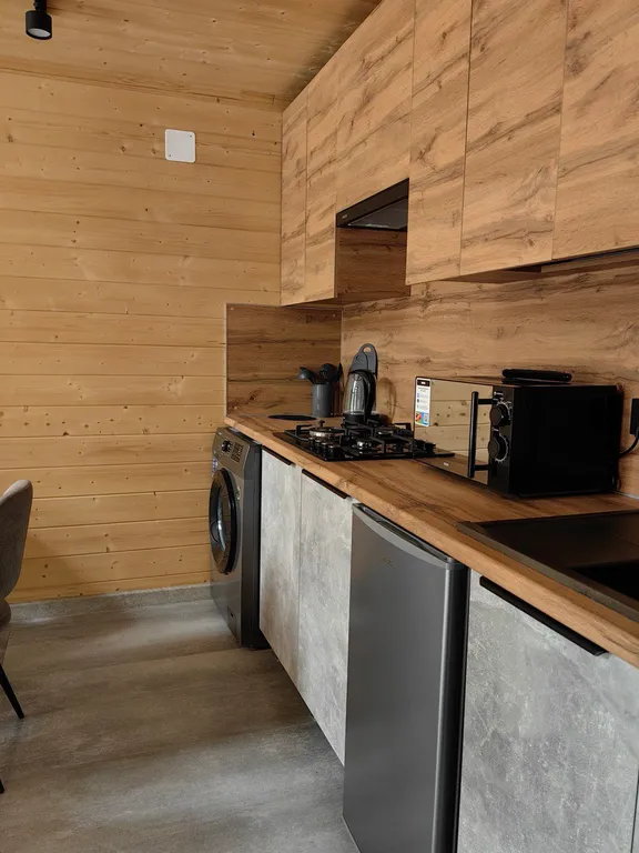 Двухуровневый дом с огромным витражным окном и видом на горы