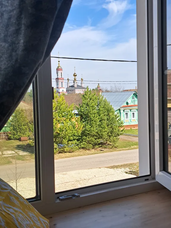 Белый дом на тихой улочке