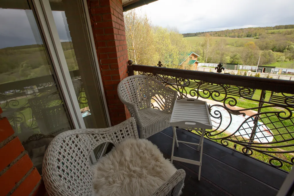 Большой трехэтажный дом