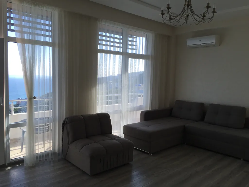 Студия с видом на море и горы