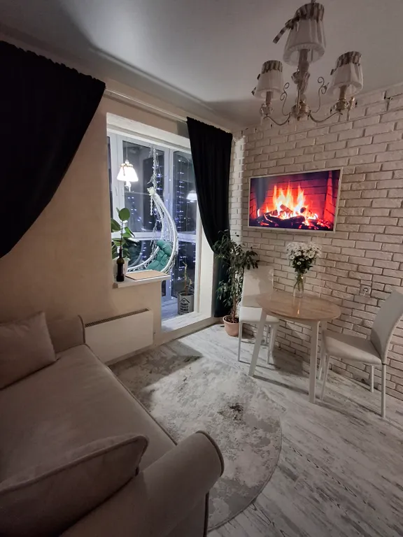 Квартира с подвесными креслами из ротанга на панорамной лоджии