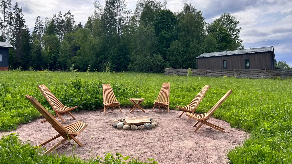 Дом с видом на сосновый лес возле Игоры Драйв с уютной зоной кострища