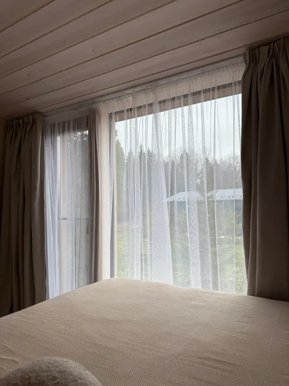 Дом с панорамным камином и видом на лес