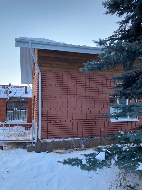 Дом в два этажа с двумя спальнями и гостиной, летний бассейн, баня