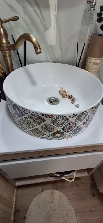 Квартира с подвесными креслами из ротанга на панорамной лоджии