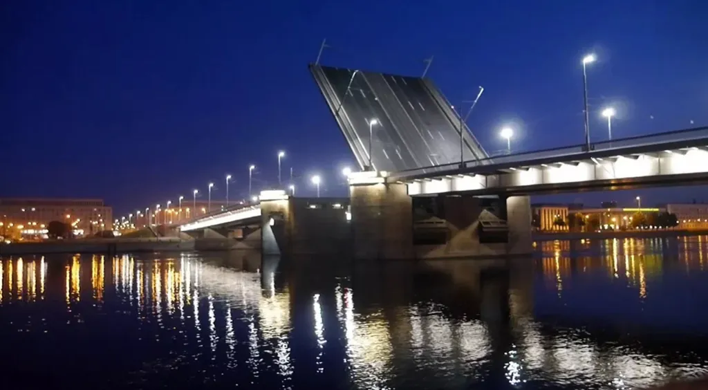 Новая Евротрешка рядом с центром, разводным мостом и метро