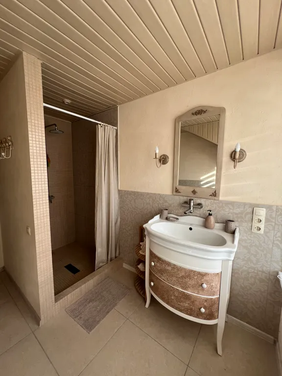 Загородный дом на берегу реки