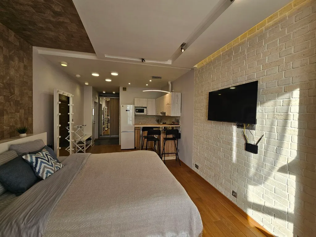 Стильная студия с панорамным окном на Борисовке White Lodging