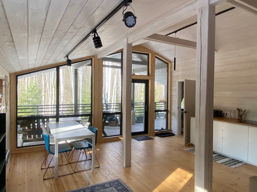 Уютный дом в лесу