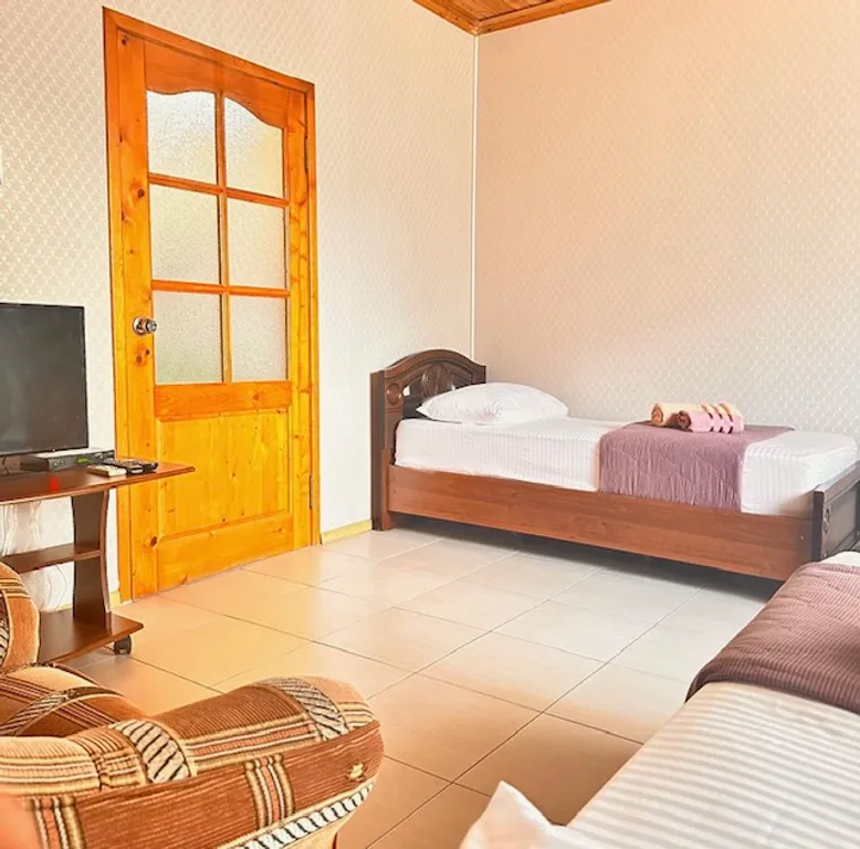 Часть дома с кухней и крылечком