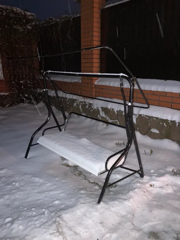 Дом в два этажа с двумя спальнями и гостиной, летний бассейн, баня