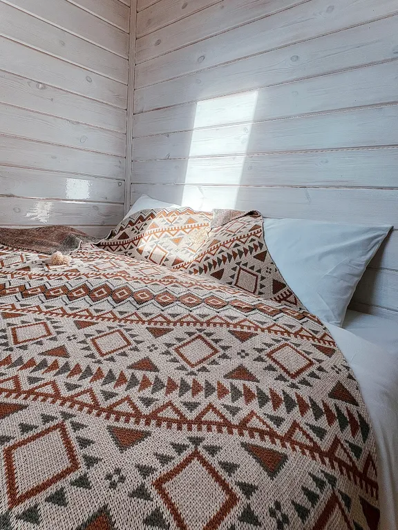 Треугольный дом на берегу озера