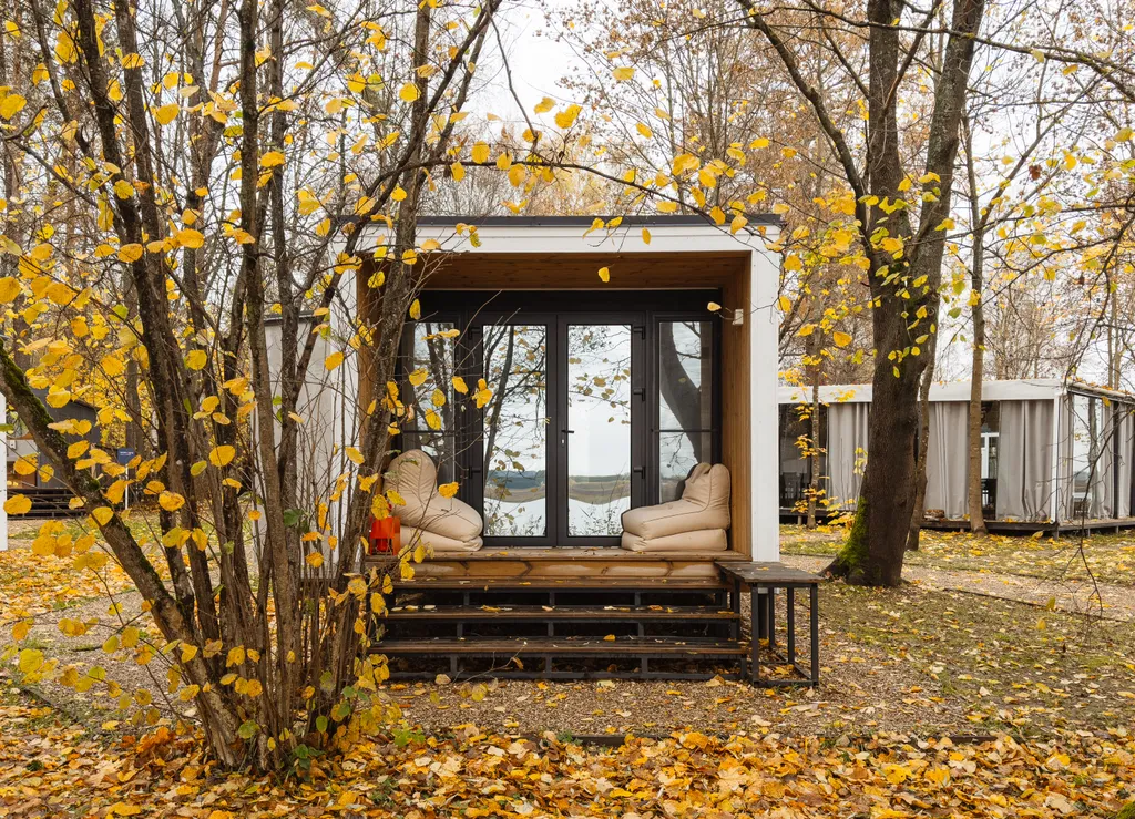 Домик-куб для двоих на берегу реки