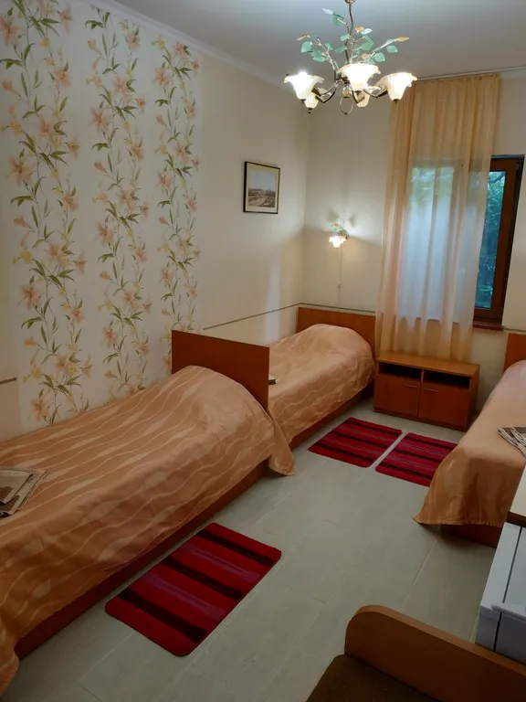 Отдельно стоящий коттедж из двух комнат, кухни и террасы