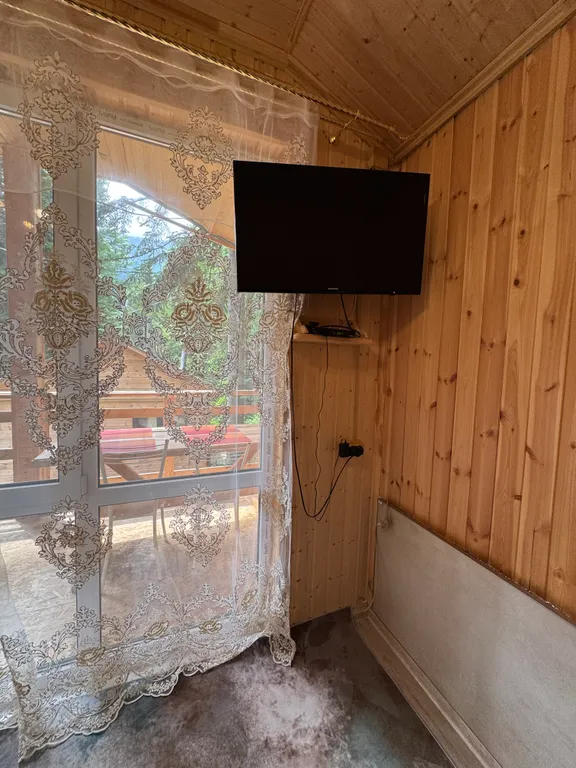 Двухкомнатный домик с видом на горы в лесу