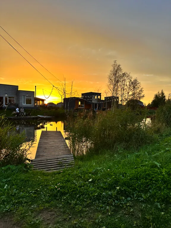 Дом с панорамными окнами на берегу озера, баня, лодка