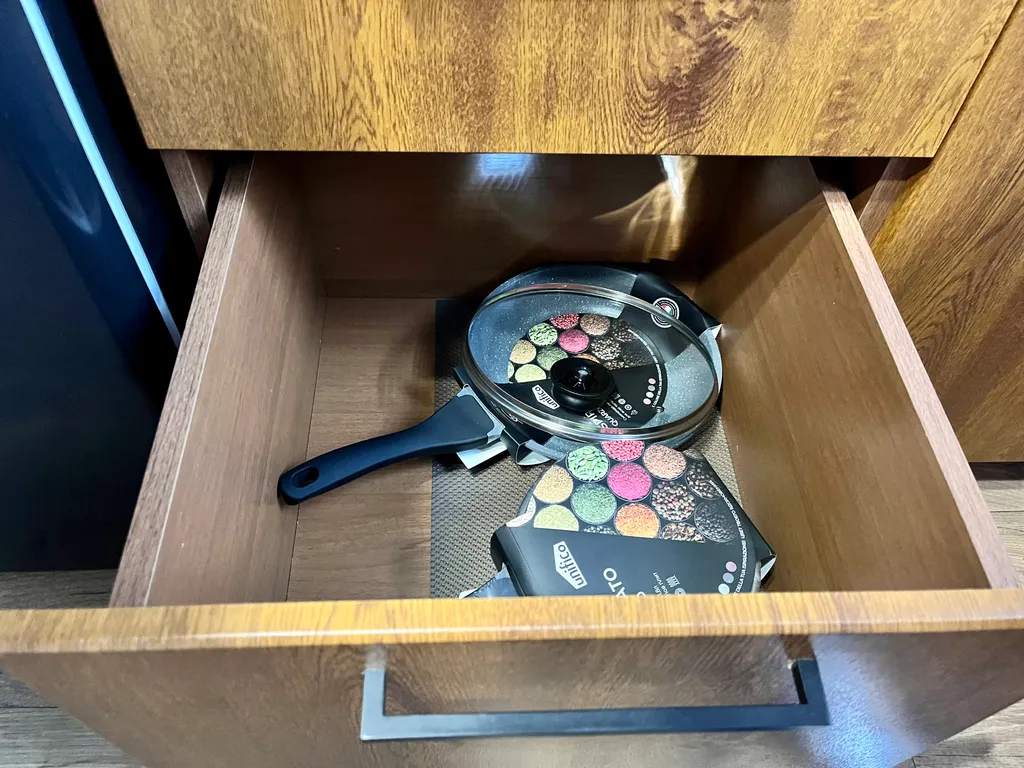 Стильная квартира с пилоном