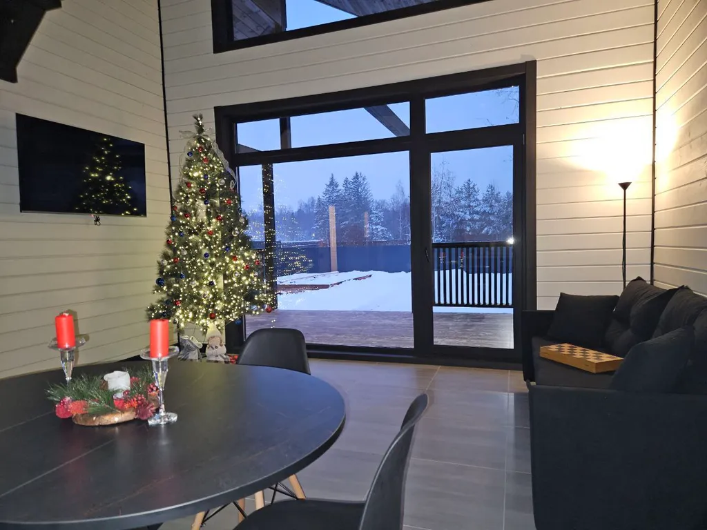 Дом с большой террасой, панорамными окнами, банным чаном и сауной