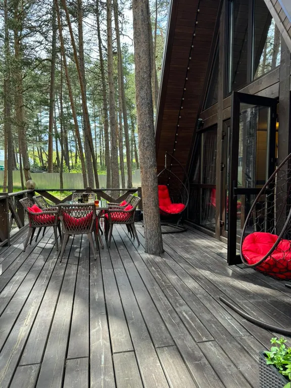 Сказочный дом в лесу с видом на горы