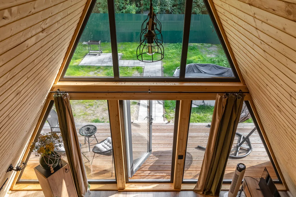 Дом шалаш в окружении леса рядом с озером