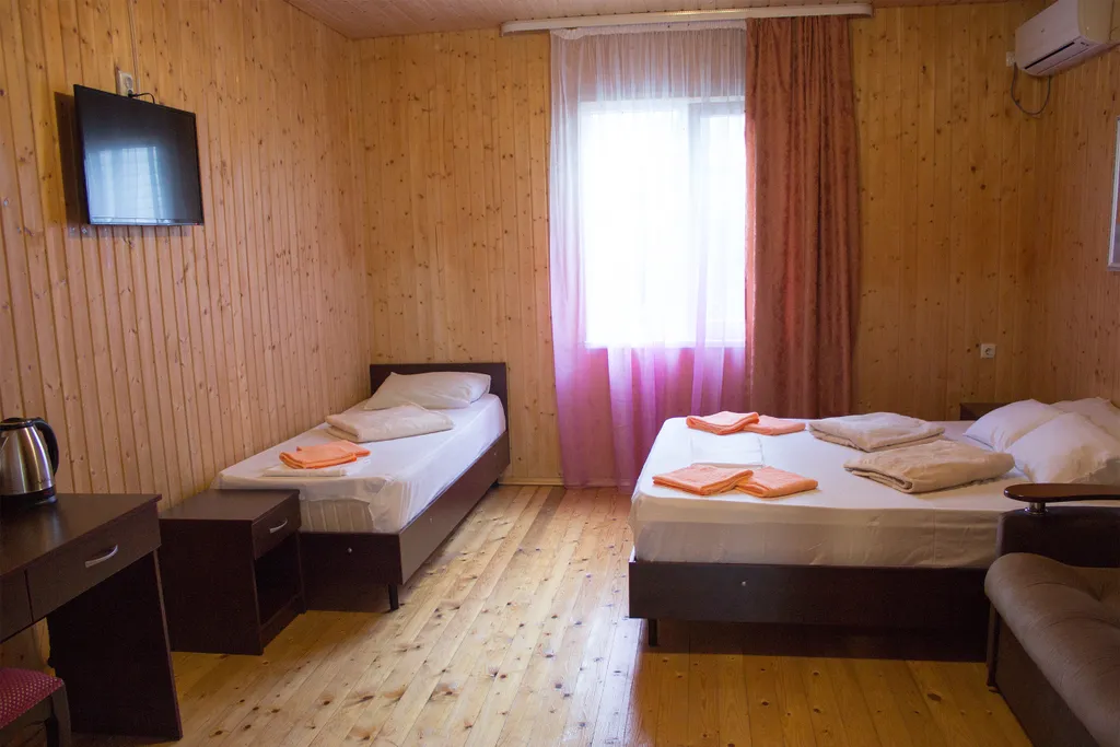 Коттедж Комфортабельный дом с открытым бассейном в Волконке 450 метров до моря — Сочи