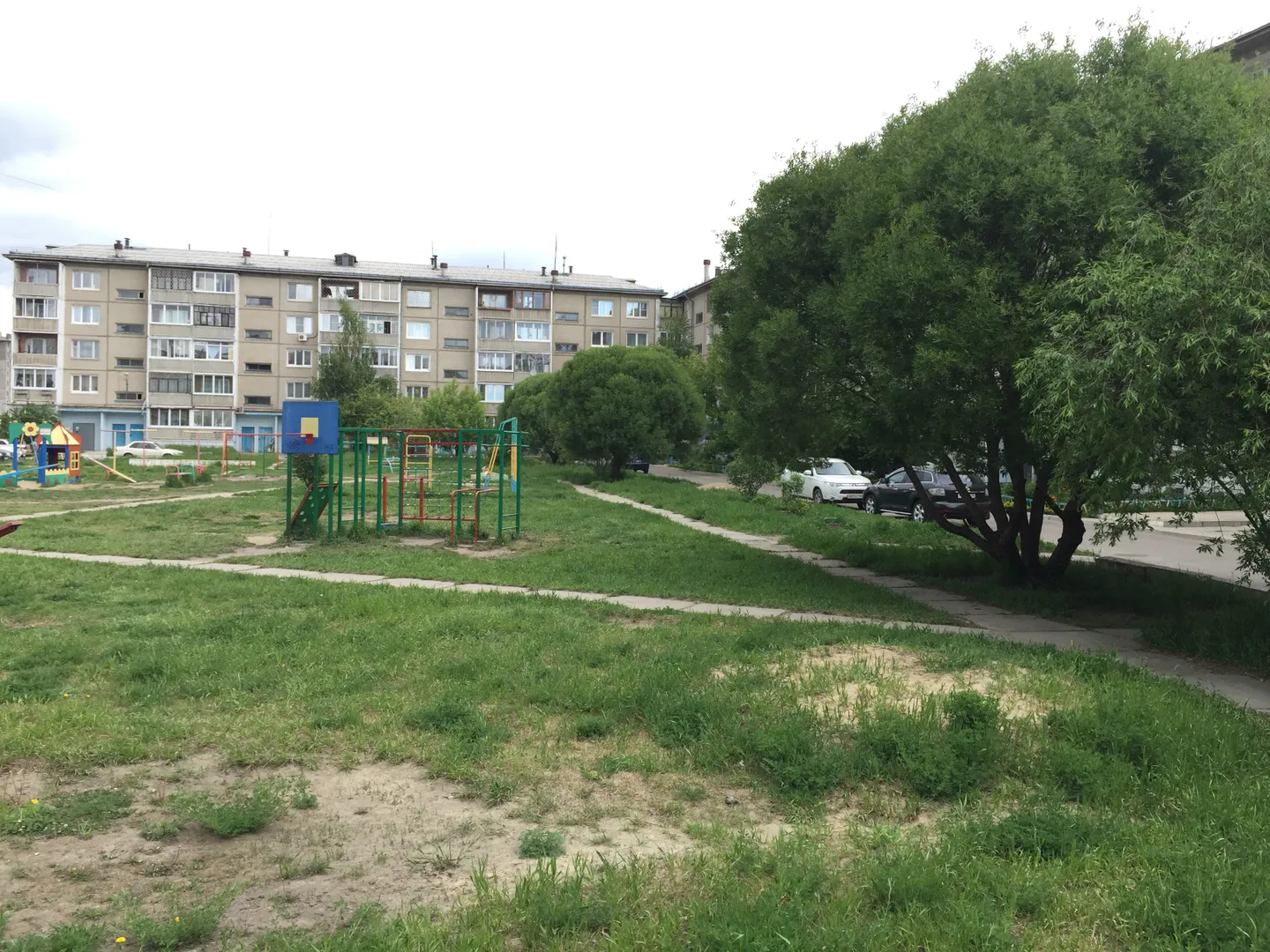 Дворовая территория с детскими игровыми площадками
