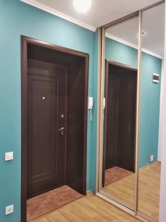 У метро рядом с центром