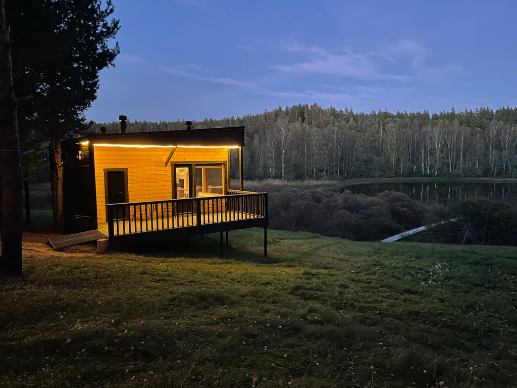 Домик в диком лесу на берегу реки