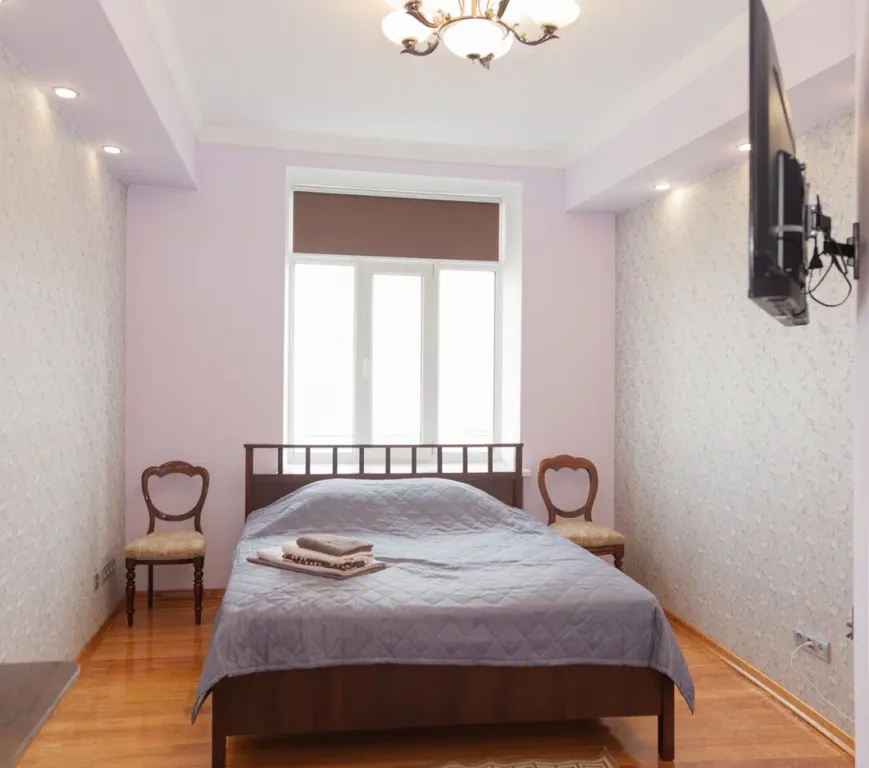 Добротная квартира в самом центре Омска с большими кроватями