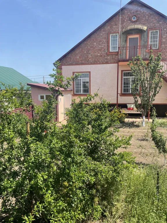 Небольшой дом в цветущем саду