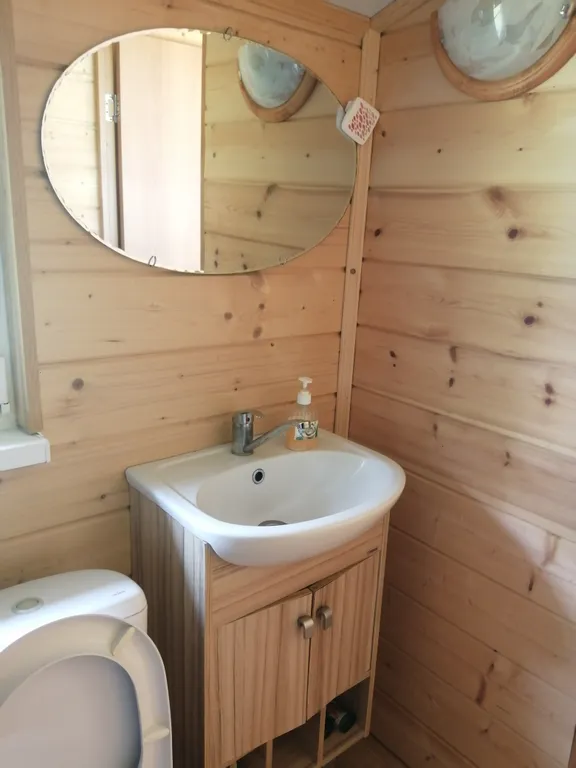 Дом на берегу с баней и лодкой