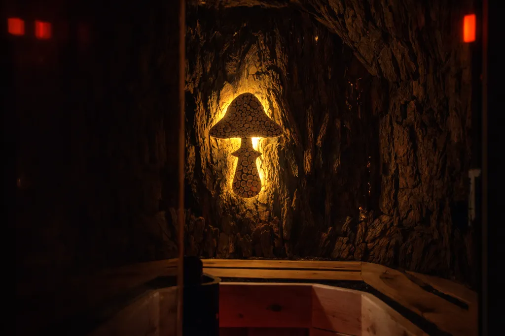 Арт-баня дюпло возле реки в окружении реликтового леса