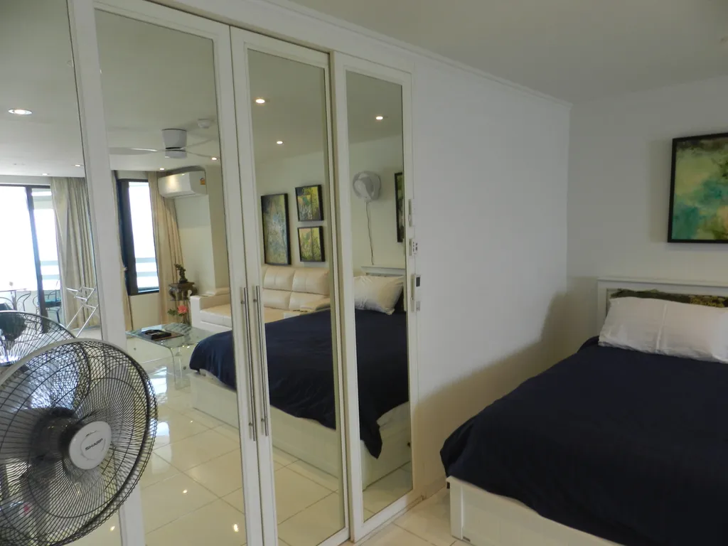 Студия с фронтальным видом на море