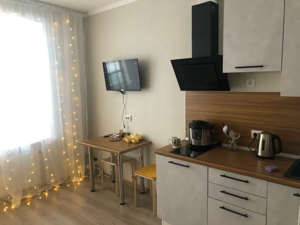 Квартира Уютная студия с большой лоджией, 15 минут от метро — аренда посуточно в Парголово