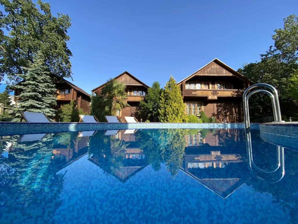 Сруб в Ялте c бассейном и сауной