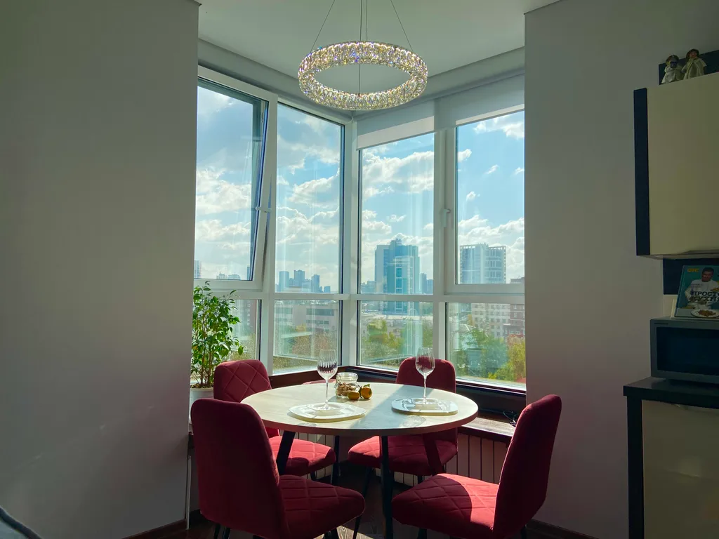 Видовая квартира с панорамным окном в центре