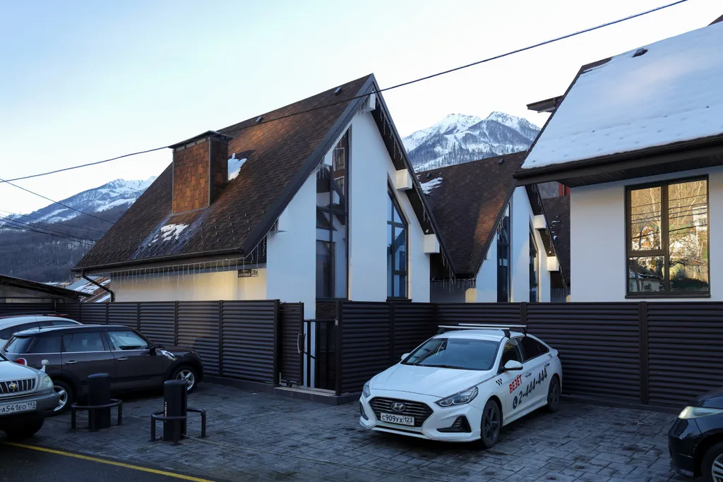 Коттедж c 2 спальнями, террасой, мангальной зоной и парковкой