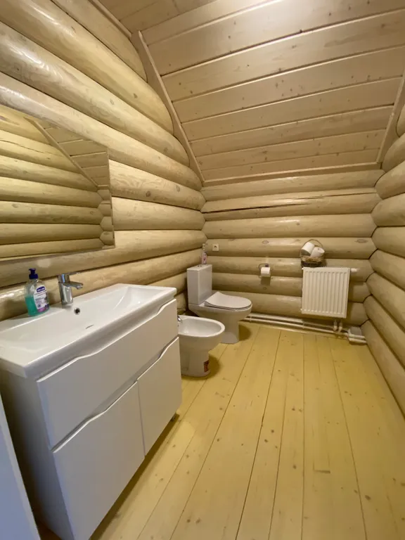 Деревянный комфортабельный дом на берегу озера