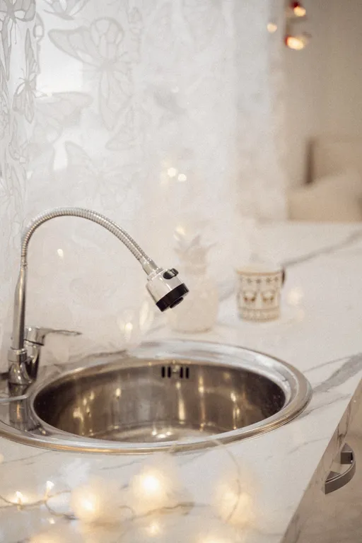 Дом рядом с лесом и прудом