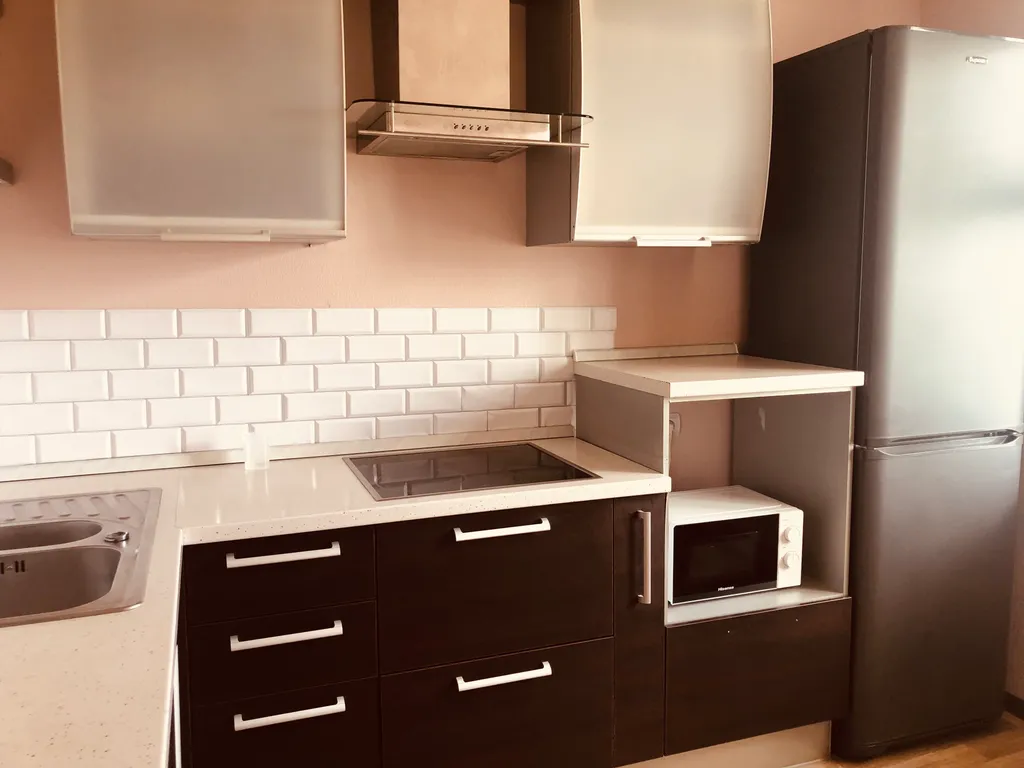 Квартира Квартира с большой кухней и диваном, Татышев пешком в 15-20 минутах — Красноярск