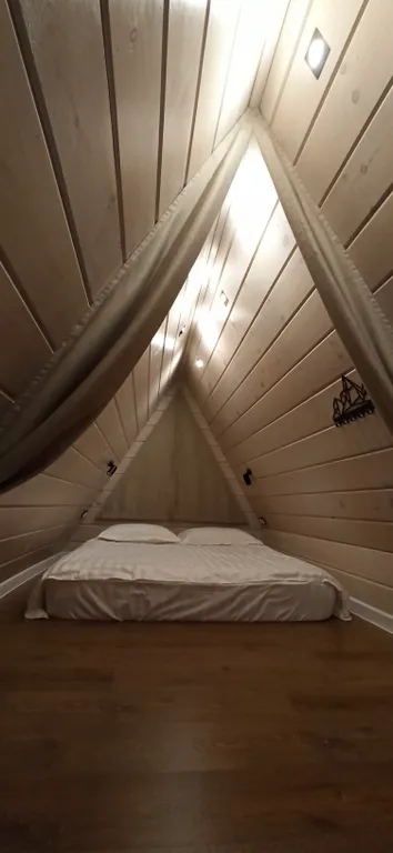 Уютный треугольный домик в лесу