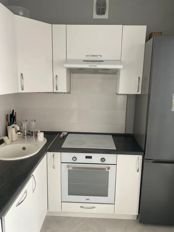 Хорошая, светлая  квартира в современном районе на берегу озера