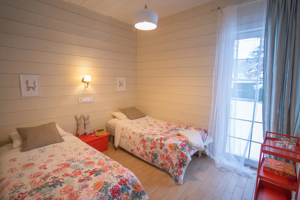 Дача с красными карпами с баней и чаном