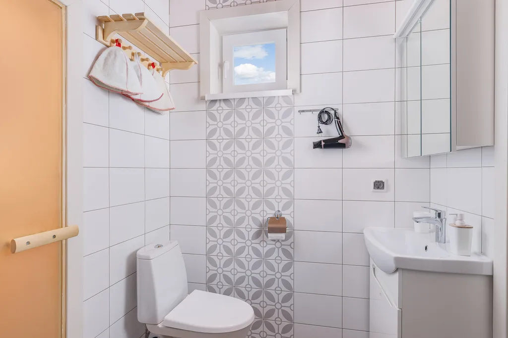 Коттедж Коттедж на берегу озера с видом на горнолыжный курорт и сауной внутри — Заозерный